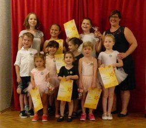 Tanzsportabzeichen 2018 - Kindergruppe mit Urkunden